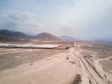 Lima Peru 'daki kurumuş nehir yatağının üzerinde hava görüntüsü.