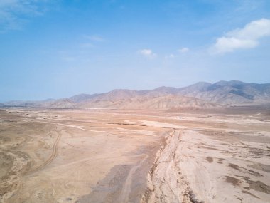 Lima Peru 'daki kurumuş nehir yatağının üzerinde hava görüntüsü.