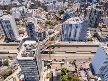 Lima, Lima / Peru - 10 Ekim 2020: Lima Peru 'daki otoyolun havadan görüntüsü. Crane binaya yakın..