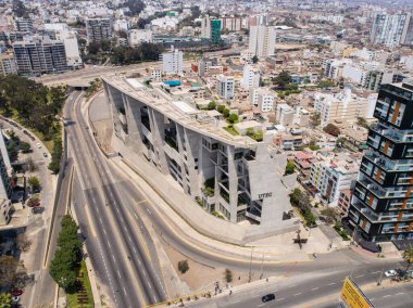 Lima, Lima / Peru - 11 Ekim 2020: COVID19 salgını sırasında Lima şehri. Pazar günleri özel ulaşım yasaktır. Sadece bisikletlere veya toplu taşıma araçlarına izin veriliyor..