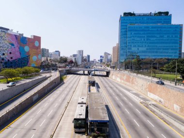 Lima, Lima / Peru - 11 Ekim 2020: COVID19 salgını sırasında Lima şehri. Pazar günleri özel ulaşım yasaktır. Sadece bisikletlere ya da toplu taşıma araçlarına izin verilir. Araba yasak..