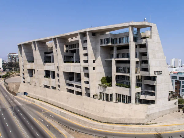 Lima, Lima / Peru - 11 Ekim 2020: COVID19 salgını sırasında Lima şehri. Pazar günleri özel ulaşım yasaktır. Sadece bisikletlere veya toplu taşıma araçlarına izin veriliyor..