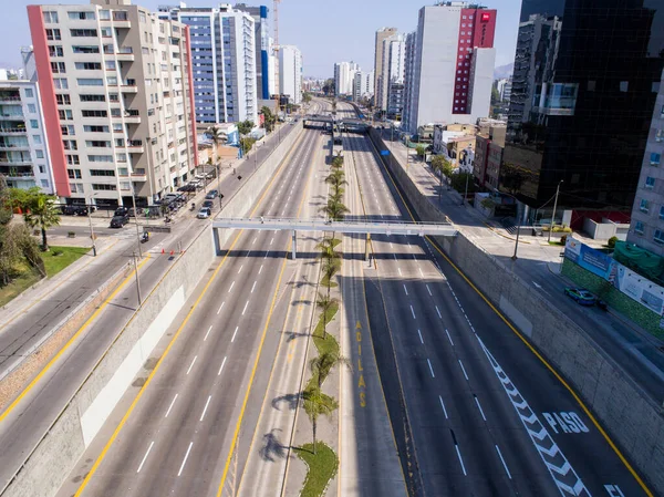 Lima, Lima / Peru - 11 Ekim 2020: COVID19 salgını sırasında Lima şehri. Pazar günleri özel ulaşım yasaktır. Sadece bisikletlere ya da toplu taşıma araçlarına izin verilir. Araba yasak..