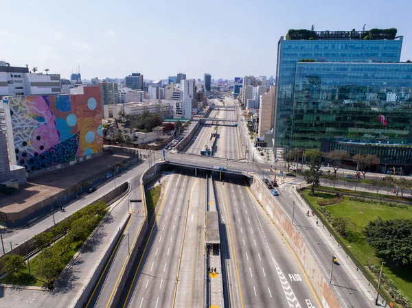 Lima, Lima / Peru - 11 Ekim 2020: COVID19 salgını sırasında Lima şehri. Pazar günleri özel ulaşım yasaktır. Sadece bisikletlere ya da toplu taşıma araçlarına izin verilir. Araba yasak..