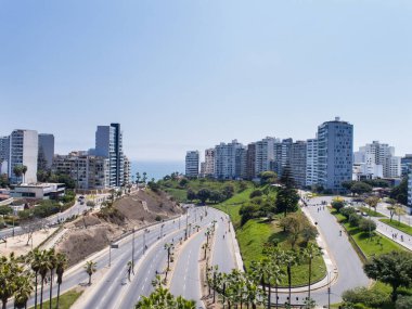 Pazar günleri Lima Peru 'nun insansız hava aracıyla yapılan hava görüntüsü. Sokağa çıkma yasağı nedeniyle özel arabalara izin verilmiyor. İnsanlar plaja doğru bisiklet sürüyorlar. Miraflores Bölgesi.