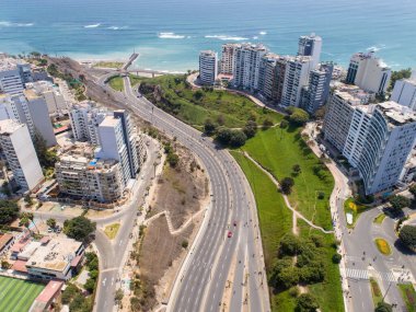 Pazar günleri Lima Peru 'nun insansız hava aracıyla yapılan hava görüntüsü. Sokağa çıkma yasağı nedeniyle özel arabalara izin verilmiyor. İnsanlar plaja doğru bisiklet sürüyorlar. Miraflores Bölgesi.
