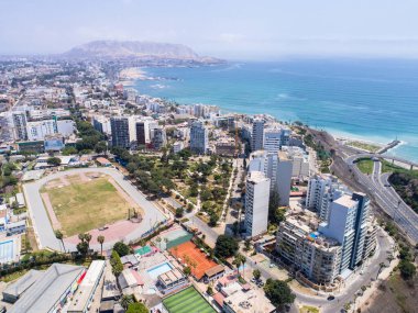 COVID19 salgını sırasında Lima şehri. Pazar günleri özel ulaşım yasaktır. Sadece bisikletlere ya da toplu taşıma araçlarına izin verilir. Barranco Bölgesi.