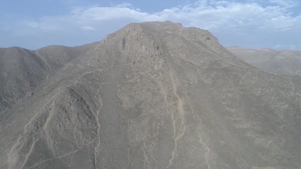 秘鲁海岸沙漠安第斯山脉的空中图像 山里的小径 — 图库视频影像