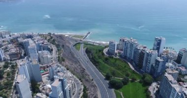Pazar günleri Lima Peru 'nun insansız hava aracıyla yapılan hava görüntüsü. Sokağa çıkma yasağı nedeniyle özel arabalara izin verilmiyor. İnsanlar plaja doğru bisiklet sürüyorlar. Miraflores Bölgesi.
