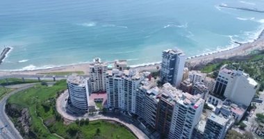 Pazar günleri Lima Peru 'nun insansız hava aracıyla yapılan hava görüntüsü. Sokağa çıkma yasağı nedeniyle özel arabalara izin verilmiyor. İnsanlar plaja doğru bisiklet sürüyorlar. Miraflores Bölgesi.