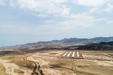 Lima Peru 'daki tavuk çiftliğinin hava görüntüsü. Issız topraklar.