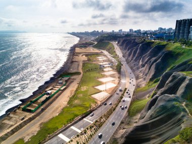 Lima Peru 'nun insansız hava aracıyla yapılan hava görüntüsü. Sahil, uçurum ve modern binalar. Parklar ve spor alanı.