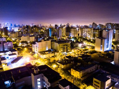 Gece Lima Peru 'nun hava görüntüsü. Drone fotoğrafçılığı.