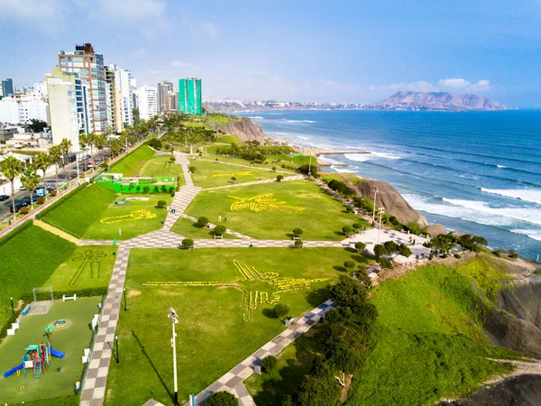 Lima Peru 'nun insansız hava aracıyla yapılan hava görüntüsü. Sahil, uçurum ve modern binalar. Parklar ve spor alanı.