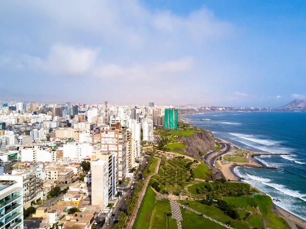 Lima Peru 'nun insansız hava aracıyla yapılan hava görüntüsü. Sahil, uçurum ve modern binalar. Parklar ve spor alanı.