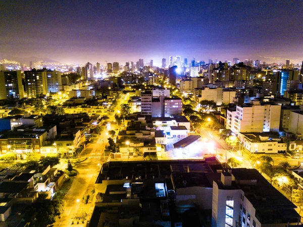 Gece Lima Peru 'nun hava görüntüsü. Drone fotoğrafçılığı.