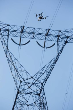 Elektrik hattı kulesi görüntüleri. İnsansız hava aracı etrafı inceliyor.. 