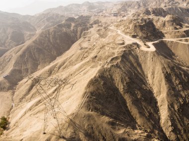 Lima Peru 'daki güç kulesinin hava görüntüsü. And Dağlarının çöl tepeleri.