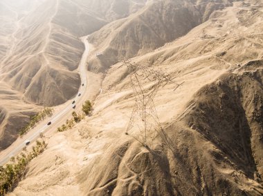 Lima Peru 'daki güç kulesinin hava görüntüsü. And Dağlarının çöl tepeleri.