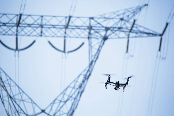 Elektrik hattı kulesi görüntüleri. İnsansız hava aracı etrafı inceliyor.. 