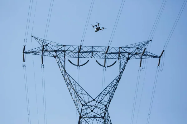 Elektrik hattı kulesi görüntüleri. İnsansız hava aracı etrafı inceliyor.. 