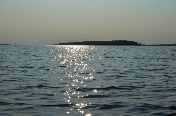 Solens Strålar Reflekterar Vattnet — Stockfoto