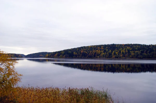 Podzimní Krajina Jezerem — Stock fotografie