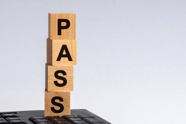 İnşaat taşlarından yapılmış bir kelime. Pozitif cevap kavramı. Ön görünüm konseptiniz için klavyeye metin geçirin.