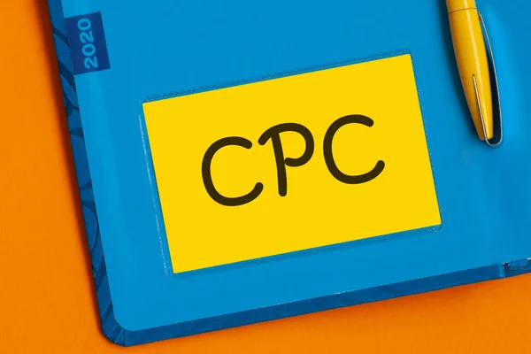 Das Wort CPC steht in schwarzem Marker auf gelbem Papier für Notizen. CPC - Kosten pro Klick — Stockfoto