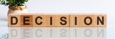 Tahta bloğa yazılmış bir karar. Tahta masadaki karar metni üst görünüm konseptiniz için