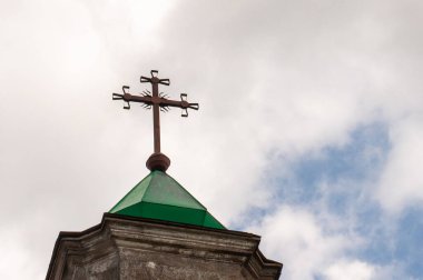 Arka planda mavi gökyüzünde izole edilmiş bir haç. Minimum mimari tasarım ve detay. Dış tasarım ve mimari. Dini.