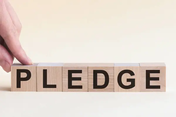 Χέρι Τοποθετεί Έναν Ξύλινο Κύβο Γράμμα Από Λέξη Pledge Λέξη — Φωτογραφία Αρχείου