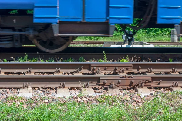 Mavi Tren Paslı Raylarda Ilerliyor — Stok fotoğraf