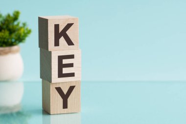 Açık mavi arkaplanda KEY alfabesinin harfi.