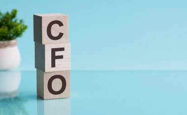 Hafif blu arkaplan üzerine CFO alfabesinin harfi.