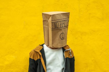 Çocuğun kafasında ırkçılık yok yazan bir poşet var..