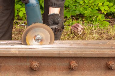 İşçiler bakım için rayları kesiyordu, kıvılcımlar uçuşuyordu..