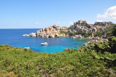 Dağın yüksek yamacından güzel gök mavisi denize bak..