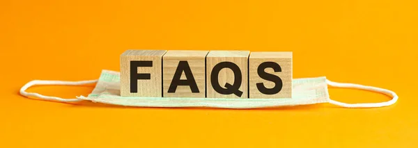 Λέξη Faqs Γραμμένο Ξύλο Μπλοκ Faqs Κείμενο Στο Τραπέζι Έννοια — Φωτογραφία Αρχείου