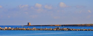 Sahilin yanındaki eski kule..