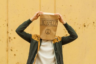 Çocuğun kafasında ırkçılık yok yazan bir poşet var..