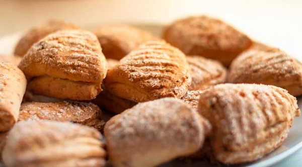 在家里用面粉和糖做的饼干 一步一步的辅导 — 图库照片