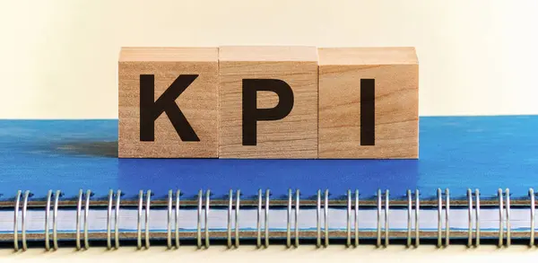 Word Kpi Aus Holzbausteinen Archivbild Kpi Ein Wort Aus Holzklötzen — Stockfoto