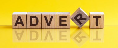 Tahta bloklar kavramından yapılmış ADVERT kelimesi