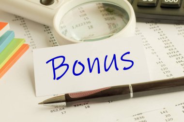 BONUS - mavi harflerle yazılmış kelime, kavram, beyaz arka plan