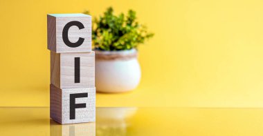 CIF kısaltması, sarı arka plandaki tahta küplerdeki Cost Sigorta Nakliye kısaltması. İş konsepti.