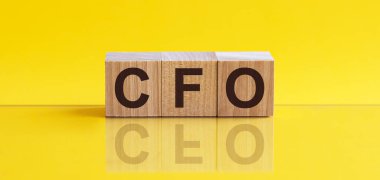 Açık sarı arka planda CFO alfabesinin harfi.