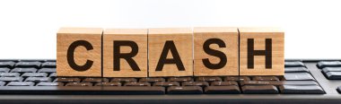 Masa arkasında CRASH metni olan tahta küp bloklar. Coronavirus salgını, risk, düşüş İş dünyası, işsizlik, ekonomik durgunluk ve iflas kavramı