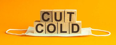 Tahta blokta yazan soğuk kelime. Ahşap masadaki soğuk metin, koronavirüs konsepti üst görünümün için..