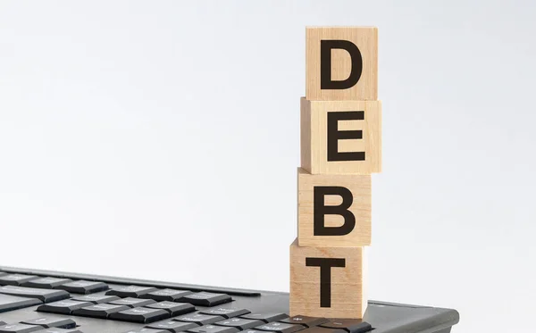 Debt Text Sobre Cubos Madera Situados Teclado Fondo Gris — Foto de Stock
